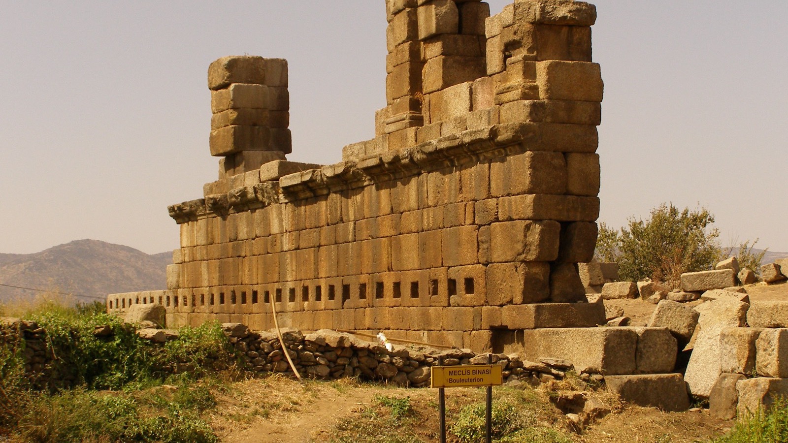 Alabanda — Tiyatro