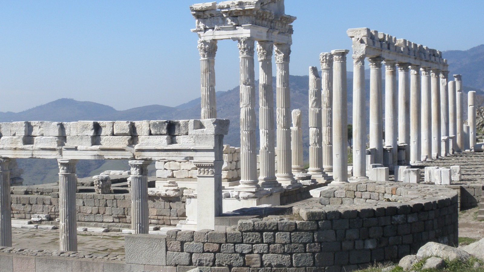 Pergamon — Traianus Tapınağı sütunlu avlusu