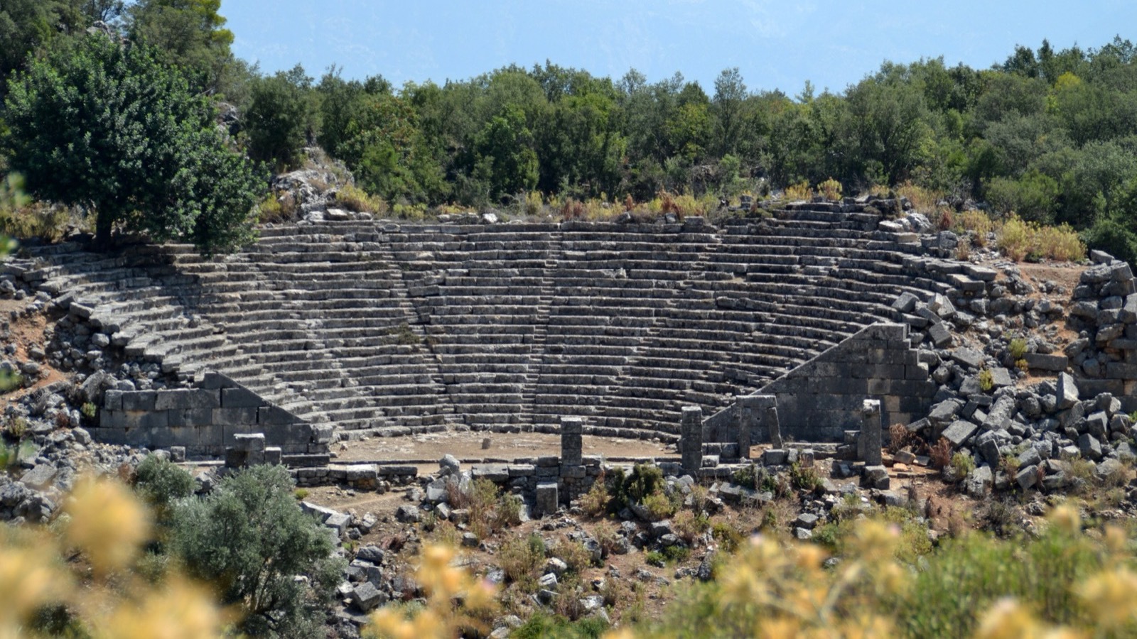 Pınara — Kaya mezarları